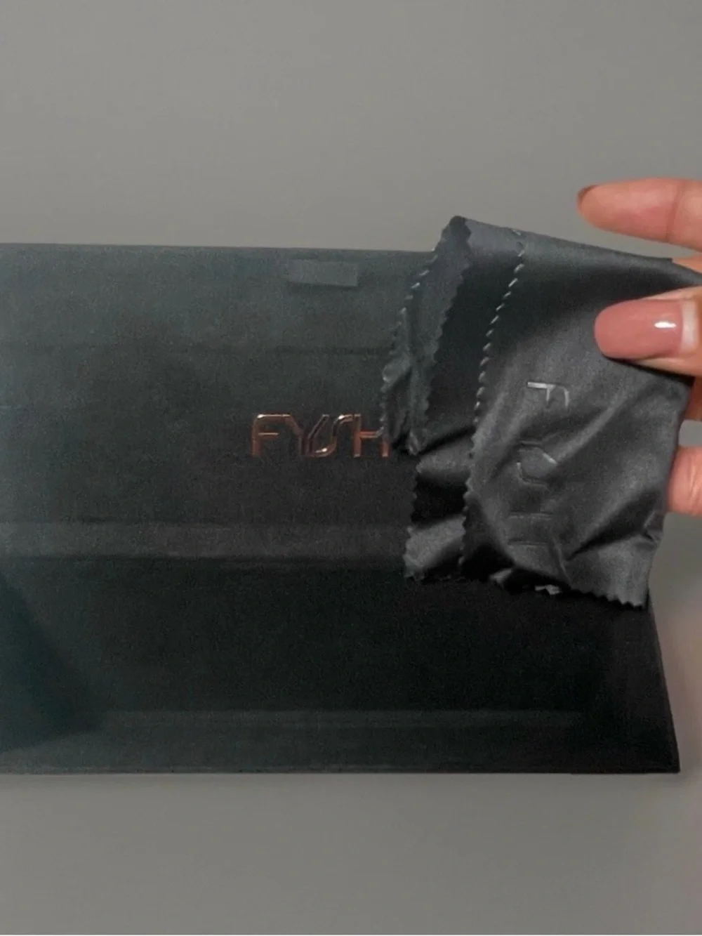 FYSH Eyeglasses Sunglasses Black Collapsible Case With Cloth